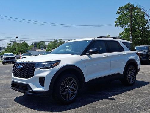 Star White Metallic Tri-Coat 2026 Ford Explorer ST-Line