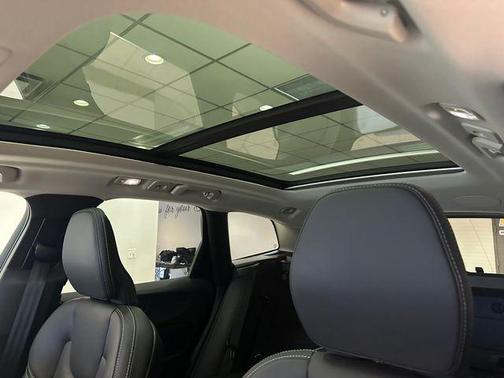 Crystal White 2022 Volvo XC60 B5 Inscription