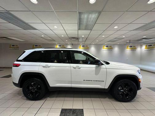 Bright White Clearcoat 2023 Jeep Grand Cherokee Limited