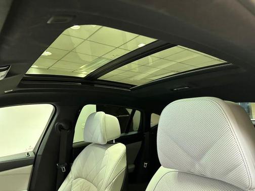 Mineral White Metallic 2025 BMW X6 xDrive40i