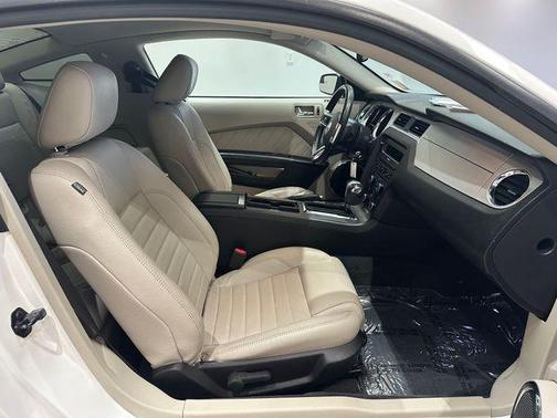 Performance White 2011 Ford Mustang V6 Premium