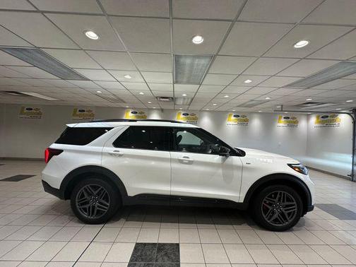 Star White 2025 Ford Explorer ST-Line