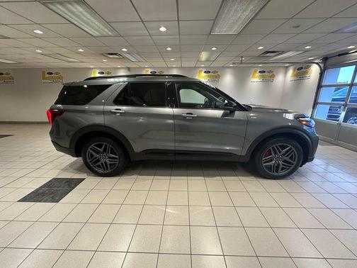 Carbonized Gray Metallic 2025 Ford Explorer ST-Line