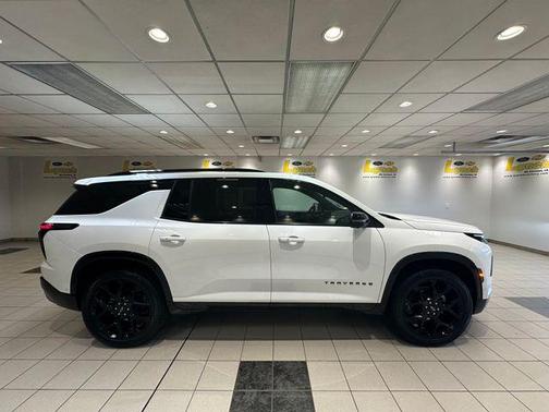 Iridescent Pearl Tricoat 2024 Chevrolet Traverse RS