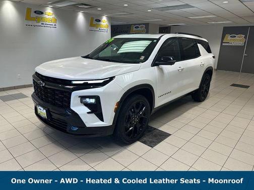 Iridescent Pearl Tricoat 2024 Chevrolet Traverse RS