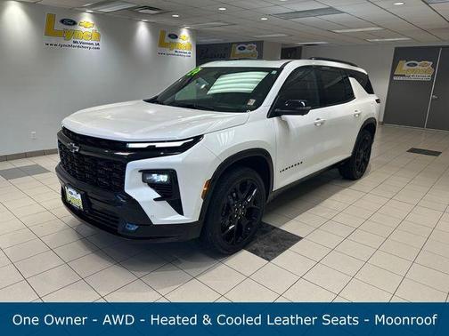 Iridescent Pearl Tricoat 2024 Chevrolet Traverse RS