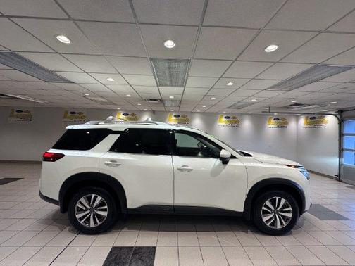 Pearl White Tricoat/Super Black 2023 Nissan Pathfinder SL