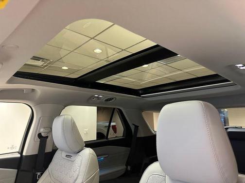 Star White 2025 Ford Explorer Platinum