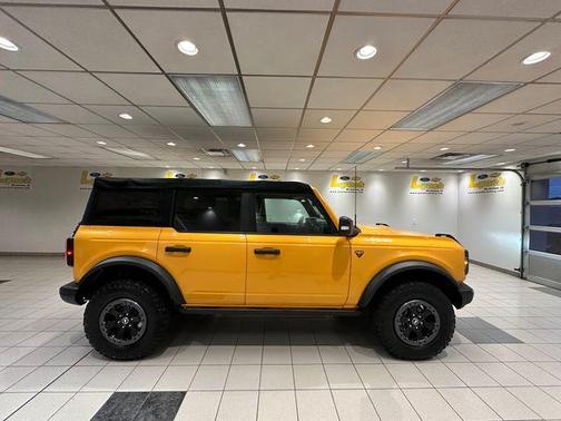 Cyber Orange Metallic Tricoat 2022 Ford Bronco Badlands