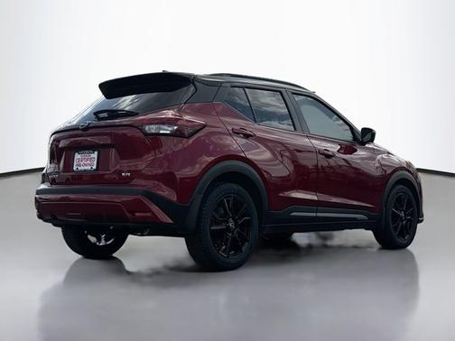 2 Tone Red / Black Roof 2022 Nissan Kicks SR