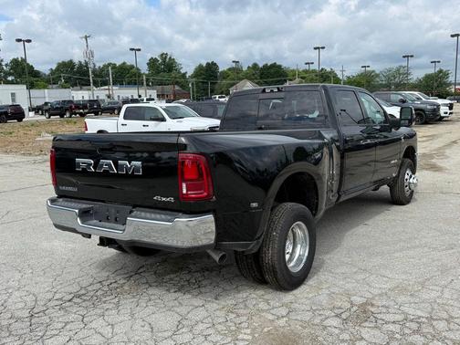 Diamond Black Crystal Pearlcoat 2026 RAM 3500 Laramie Crew Cab 4x4 8' Box