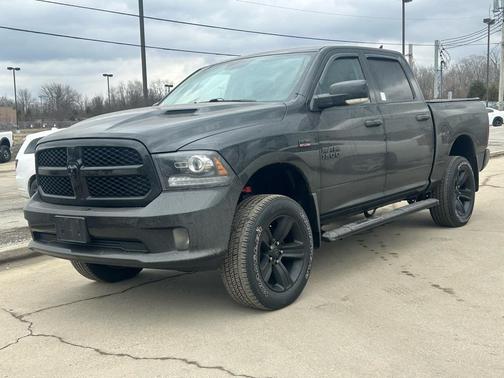 2017 RAM 1500 Night Crew Cab 4x4 5'7' Box