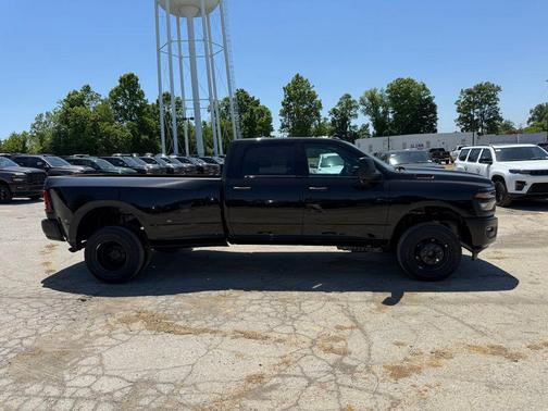 Diamond Black Crystal Pearlcoat 2026 RAM 3500 Tradesman Crew Cab 4x4 8' Box
