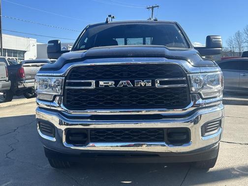 2023 RAM 3500 Tradesman Crew Cab 4x4 6'4' Box