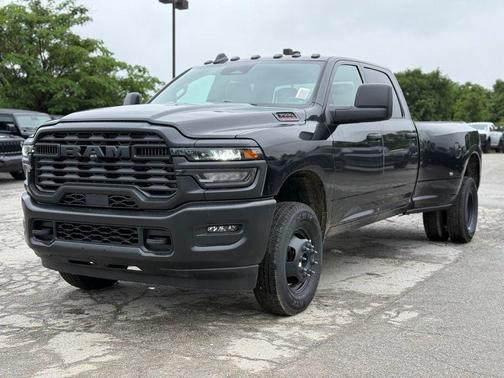 Diamond Black Crystal Pearlcoat 2026 RAM 3500 Tradesman Crew Cab 4x4 8' Box