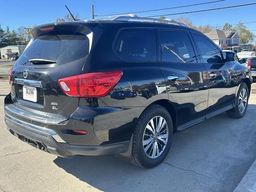 2017 Nissan Pathfinder SL