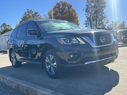 2017 Nissan Pathfinder SL