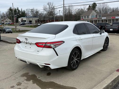 Super White 2018 Toyota Camry SE