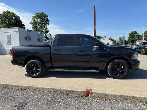 Brilliant Black Crystal Pearlcoat 2016 RAM 1500 Sport