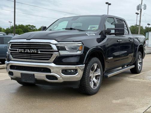 Diamond Black Crystal Pearlcoat 2020 RAM 1500 Laramie