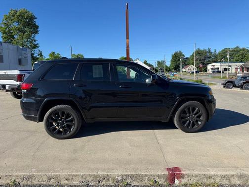 Diamond Black Crystal Pearlcoat 2019 Jeep Grand Cherokee Altitude