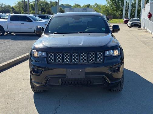 Diamond Black Crystal Pearlcoat 2019 Jeep Grand Cherokee Altitude