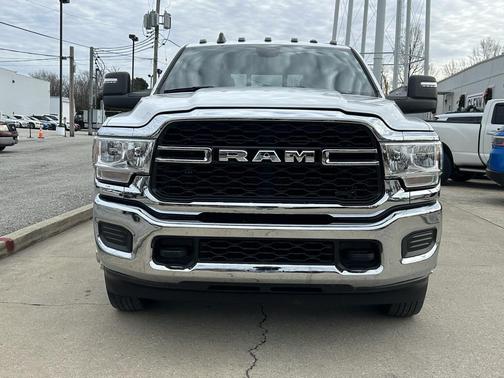 2023 RAM 3500 Tradesman Crew Cab 4x4 8' Box