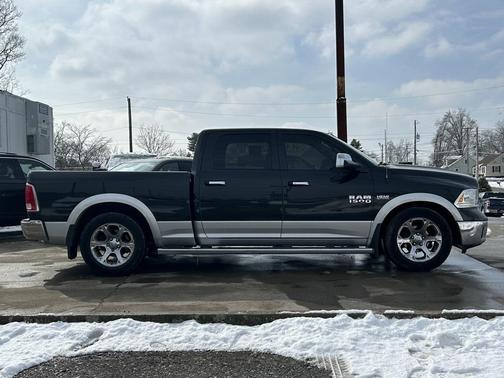 Brilliant Black Crystal Pearlcoat 2016 RAM 1500 Laramie