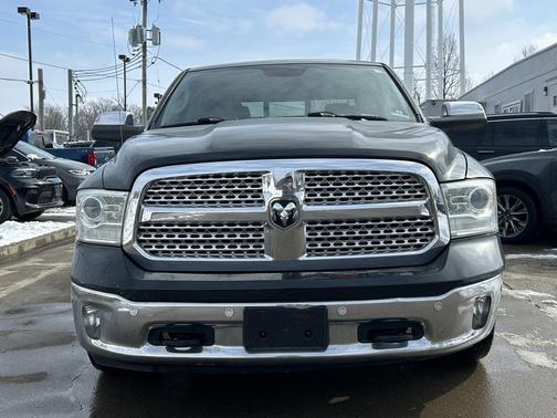 Brilliant Black Crystal Pearlcoat 2016 RAM 1500 Laramie