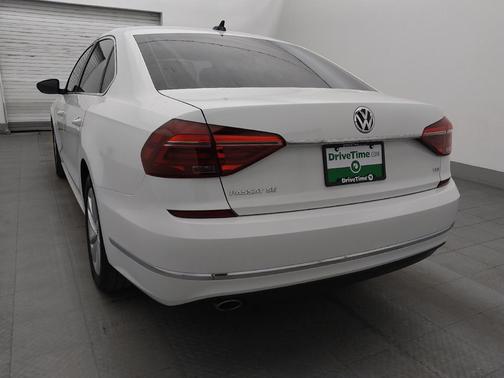 Pure White 2018 Volkswagen Passat 2.0T SE