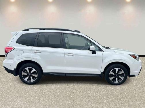 Crystal White Pearl 2017 Subaru Forester 2.5i Limited