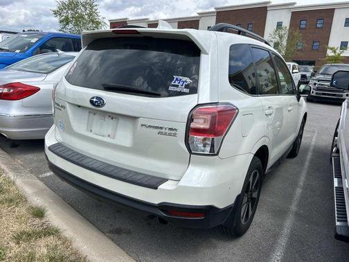 Crystal White Pearl 2017 Subaru Forester 2.5i Limited