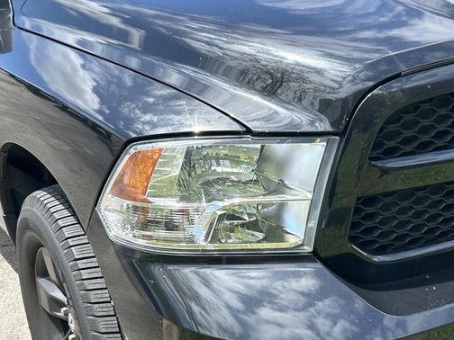 Brilliant Black Crystal Pearlcoat 2018 RAM 1500 Express