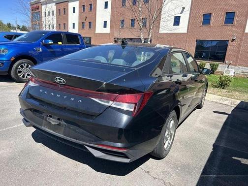 2023 Hyundai ELANTRA SE