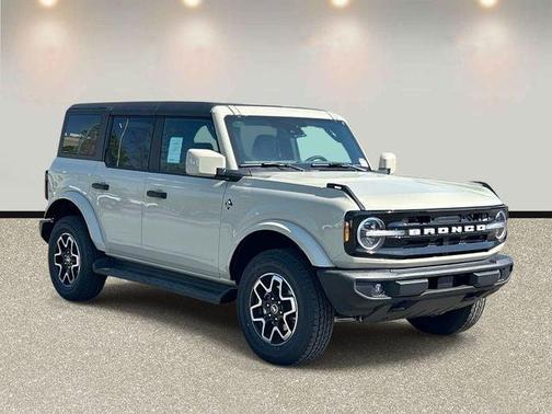 Desert Sand 2026 Ford Bronco Outer Banks