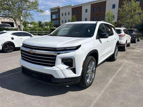 Summit White 2025 Chevrolet Traverse LT