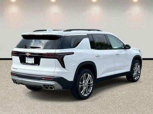 Summit White 2025 Chevrolet Traverse LT