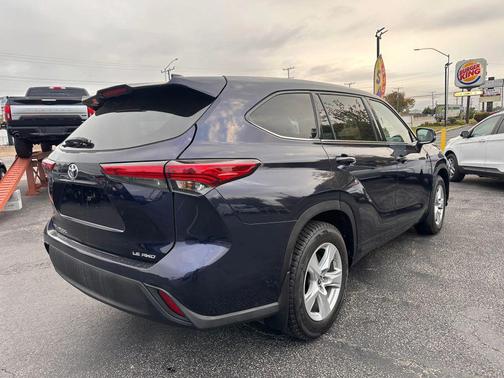 2022 Toyota Highlander LE