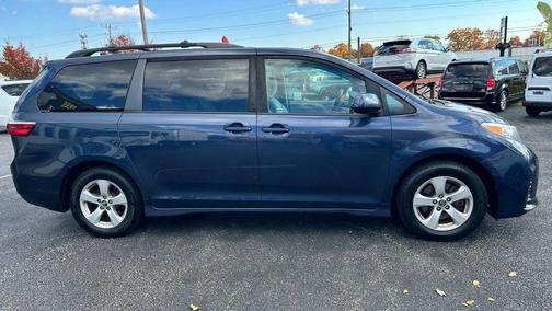 2018 Toyota Sienna LE