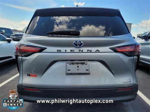 2022 Toyota Sienna LE