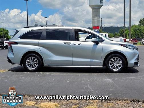 2022 Toyota Sienna LE