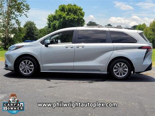 2022 Toyota Sienna LE