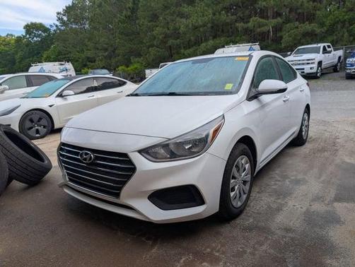 Frost White Pearl 2022 Hyundai Accent SE