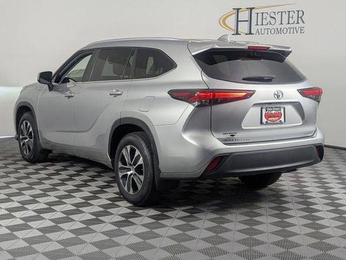 Celestial Silver Metallic 2024 Toyota Highlander XLE