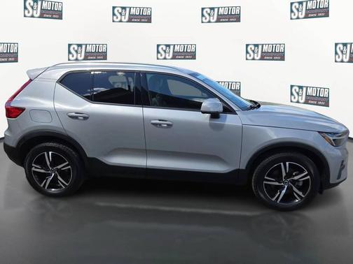 Silver Dawn Metallic 2023 Volvo XC40 B5 Core