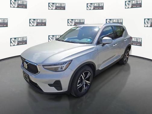 Silver Dawn Metallic 2023 Volvo XC40 B5 Core