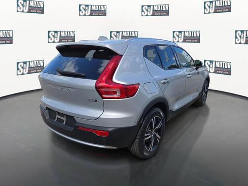 Silver Dawn Metallic 2023 Volvo XC40 B5 Core
