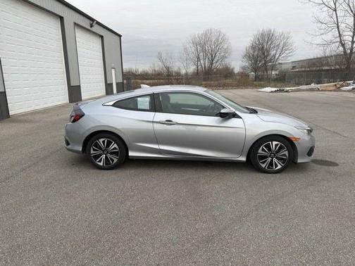 Photo 2 of 17 of 2017 Honda Civic EX-L