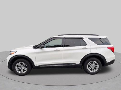 Star White Metallic Tri-Coat 2023 Ford Explorer XLT