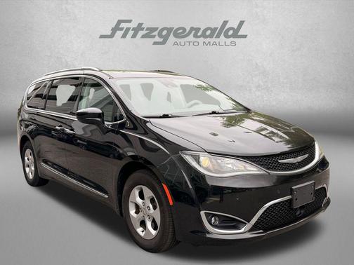 Brilliant Black Crystal Pearlcoat 2017 Chrysler Pacifica Touring-L